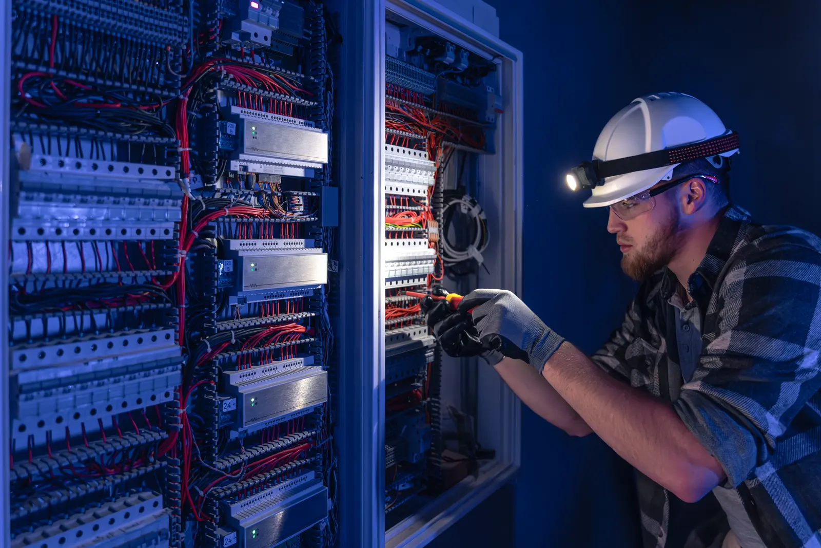 توصيلات لوحة كهربائية — صورة توضيحية عامة — Electrical panel wiring, generic illustrative image